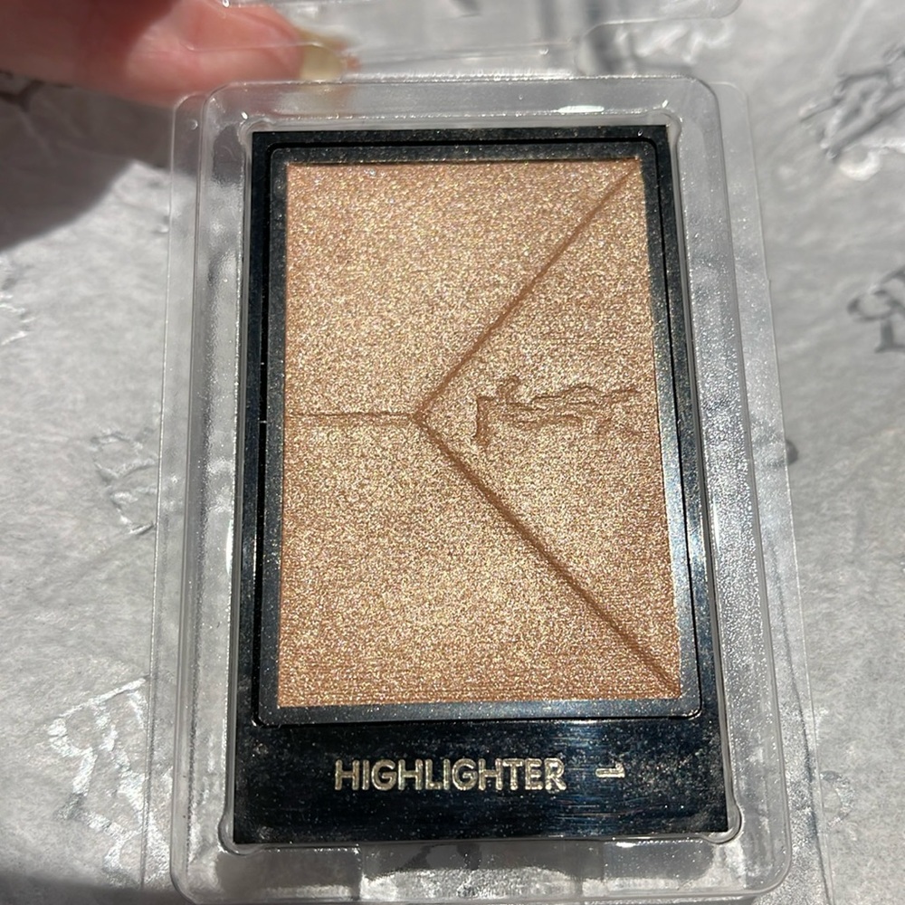 Yves Saint Laurent Highlighter 1